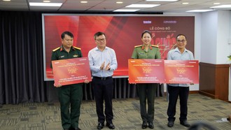 Ông Lê Quốc Minh, Ủy viên Trung ương Đảng, Tổng Biên tập Báo Nhân Dân, Phó Trưởng Ban Tuyên giáo Trung ương, Chủ tịch Hội Nhà báo Việt Nam, tặng vé cho các đơn vị