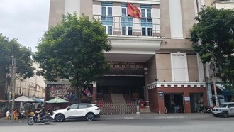 Nhà hát Trần Hữu Trang (số 136 Trần Hưng Đạo) - nơi diễn ra nhiều vở ca kịch truyền thống nhất TP.HCM. 