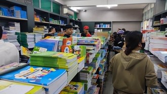 Sách giáo khoa có dấu hiệu độc quyền phân phối, tạo sự khan hiếm. (Ảnh: Phong Phú).