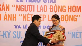 Năm 2019, Trịnh Phương Trà vượt qua biên giới Đèo Cả để vào Nam nhận giải Nhất cuộc thi “Người lao động hôm nay” do báo Người Lao Động tổ chức với truyện ngắn “Dưới ánh sáng thiên đường”