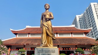 Tượng Nguyễn Thị Minh Khai tại quê nhà Nghệ An