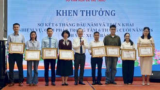 Ông Trần Thế Thuận - Giám đốc Sở Văn hóa và Thể thao TPHCM (giữa) trao bằng khen của UBND TPHCM đến các cá nhân và tập thể ngành xuất bản. Ảnh: Trung Nghĩa