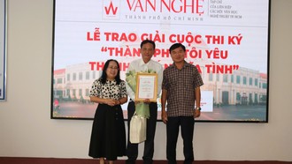 Bà Đinh Thị Thanh Thủy, Phó trưởng Ban Tuyên giáo và Dân vận Thành ủy TPHCM và nhà văn Bùi Anh Tấn, TBT Tạp chí Văn nghệ TPHCM trao giải Nhì cho tác giả Đào Ngọc Vinh