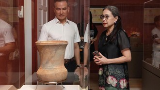 Nhà sưu tập Chi Bảo (áo trắng) tiếp bạn bè và giới thưởng lãm