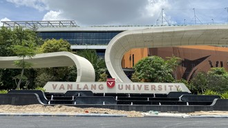 Trường ĐH Văn Lang dựng rào chắn, hạn chế đi lại trên đường vừa thông xe