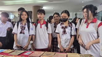 Các em học sinh xem trưng bày hiện vật nghệ thuật cải lương.