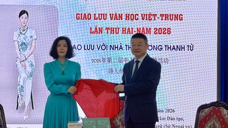 Nhà thơ Dương Thanh Từ và ông Đường Lập (Tổng Lãnh sự quán Trung Quốc tại TPHCM) thực hiện nghi thức giới thiệu ấn bản tiếng Việt tập thơ “Bắc Kinh - ngân nga ngõ hẻm”