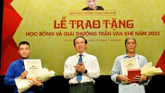 Năm 2023 trao giải thưởng Trần Văn Khê lần 1, ông Nguyễn Văn Nên - Bí thư Thành ủy TPHCM đã trao giải cho NSƯT - Tiến sĩ Cồ Huy Hùng và Nhà nghiên cứu - Nhạc sĩ Bùi Trọng