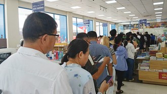 Phụ huynh "chật vật" xếp hàng để mua sách giáo khoa cho con em.