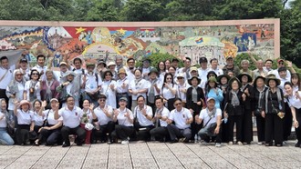 Khoảng 80 đại biểu gồm đại diện các lực lượng tiền thân của Nhà hát Cải lương Trần Hữu Trang, là Đoàn Cải lương Nam bộ, Đoàn Văn công Khu Sài Gòn - Gia Định, Đoàn Văn công TPHCM và các nghệ sĩ hiện tại của Nhà hát tham gia chuyến "về nguồn" - Ảnh: Minh Khang