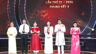 Ban huấn luyện gồm NSƯT Ngọc Đợi, NSƯT Võ Minh Lâm và NSND Hồ Ngọc Trinh cùng ban giám khảo vòng Chung kết 3 gồm NSND Quế Trân (khách mời), NSND Trọng Phúc và NSND Phượng Loan - Ảnh: Linh Bảo