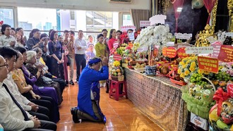 NSND Hữu Danh thực hiện nghi thức cúng Tổ, khấn Tổ - Ảnh: Minh Khang