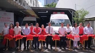 Đại diện hai đơn vị cắt băng khánh thành tại lễ trao 2 chiếc xe phục vụ công tác hiến máu trên địa bàn TP HCM