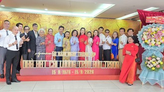 Nhiều thế hệ lãnh đạo, nhà quản lý văn hóa, văn nghệ sĩ dự lễ kỷ niệm 50 năm thành lập Nhà hát Cải lương Trần Hữu Trang - Ảnh: Minh Khang