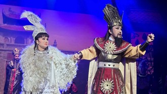 NSƯT Tú Sương và NSƯT Vũ Luân thể hiện lại trích đoạn "Chiếc áo thiên nga" - tác phẩm thể nghiệm đặc biệt phát huy hiệu quả công tác xã hội hóa của Nhà hát - Ảnh: Minh Khang