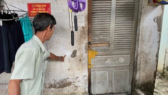 Chủ nhà trọ chỉ vị trí nước dâng trong đêm xảy ra tai nạn.