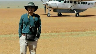 Nhà thơ Nguyễn Bảo Giang trong chuyến tiêu dao ở Kenya