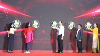 Các đại biểu thực hiện nghi thức khởi động giải Mai Vàng 2026 - lần thứ 32 - Ảnh: Minh Khang