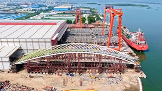 Nguyên khối vòm thép cầu đi bộ đã thử tải thành công và sẵn sàng lai dắt về sông Sài Gòn
