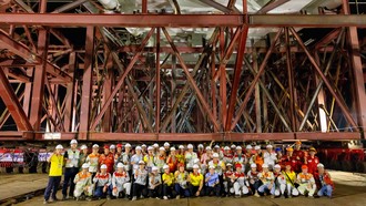 Tập thể kỹ sư công nhân ăn mừng hạ thủy thành công