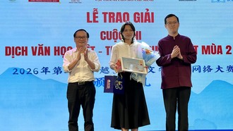 Nhà văn Nguyễn Nhật Ánh và ông Từ Châu - Quyền Tổng lãnh sự quán Trung Quốc tại TPHCM trao giải Nhất cuộc thi dịch văn học Việt - Trung, Trung - Việt 2026 cho bạn Nguyễn Ngọc Kim Ánh - sinh viên ĐH KHXH&NV (ĐH Quốc gia TPHCM)