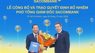 Ông Nguyễn Xuân Ái Quốc nhận quyết định bổ nhiệm và hoa chúc mừng từ ông Loic Faussier - Tổng giám đốc SACOMBANK