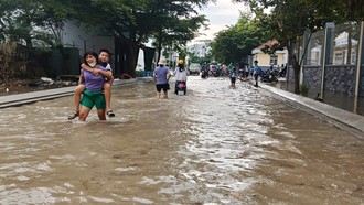 Giờ tan học tại trường Tiểu học Phạm Hữu Lầu (phường Tân Mỹ, TP.HCM)
