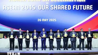 Thủ tướng Phạm Minh Chính cùng lãnh đạo các nước ASEAN và Timor-Leste ký Tuyên bố Kuala Lumpur “ASEAN 2045: Tương lai chung của chúng ta". Ảnh: Dương Giang/TTXVN.