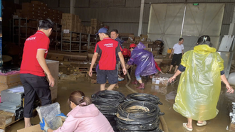 Kho vật tư của Viettel cũng bị ngập sâu hơn 1,5 m, cán bộ nhân viên tập trung dọn dẹp khi nước rút.