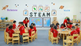 Lớp học tại Trường Mầm non Kim Chung (xã Thiên Lộc, Hà Nội) được thiết kế hiện đại, đầy đủ ánh sáng tự nhiên, thoáng mát, an toàn cho trẻ trong các hoạt động, học tập, vui chơi, ăn, ngủ. Ảnh: Thanh Tùng/TTXVN.