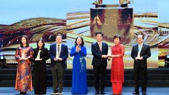 Thượng tá Bùi Ngọc Điệp, Phó Ban Thương hiệu & Truyền thông Tập đoàn Viettel (thứ hai từ trái sang) nhận giải thưởng tại sự kiện Large.