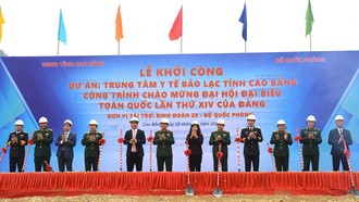 Đại tướng Phan Văn Giang, Bộ trưởng Bộ Quốc phòng, cùng lãnh đạo Bộ Y tế, Ủy ban Nhân dân tỉnh Cao Bằng thực hiện nghi thức khởi công.