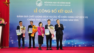 Thứ trưởng Bộ Khoa học Công nghệ Vũ Hải Quân và Bà Tô Thị Thu Hương, Giám đốc NEAC trao nhận chứng nhận Giải pháp chữ ký số được khách hàng tham gia khảo sát đánh giá có chất lượng dịch vụ tốt năm 2025 cho đại diện VNPT.