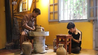 Nghệ nhân trình diễn làm gốm. Ảnh minh họa: Tường Vi/TTXVN.