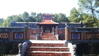 Nhà rường xây dựng phía trước Bửu thành lăng mộ Hoàng Thái hậu Từ Dụ thuộc di tích lăng vua Thiệu Trị (Huế), chưa có trong hồ sơ quy hoạch. Ảnh: Nguyên Lý/TTXVN.