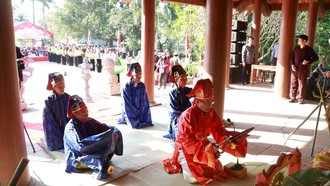 Các cụ cao niên tái hiện nghi lễ tại Lễ hội cơm mới của người Mường. Ảnh: TTXVN.