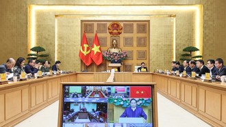 Thủ tướng Phạm Minh Chính chủ trì cuộc họp về xây dựng nhà cho nhân dân bị thiệt hại do bão lũ. Ảnh: Dương Giang/TTXVN.