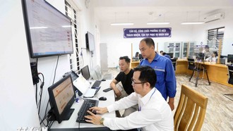 Cán bộ, nhân viên Trung tâm Phục vụ Hành chính công phường Tô Hiệu, Sơn La làm thủ tục hành chính cho người dân. Ảnh: Quang Quyết/TTXVN.