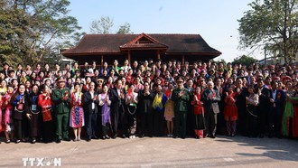 Thủ tướng Phạm Minh Chính với học sinh Trường phổ thông vùng cao Việt Bắc, Thái Nguyên. Ảnh: Dương Giang/TTXVN.