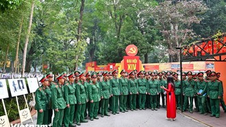 Cụm trưng bày thu hút đông đảo các tầng lớp nhân dân, cán bộ, chiến sỹ tham quan. Ảnh: Nam Nguyễn/Vietnam+.