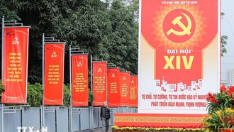 Pano, khẩu hiệu rực đỏ trên các tuyến phố chào mừng Đại hội đại biểu toàn quốc lần thứ XIV của Đảng. Ảnh: Lê Đông/TTXVN.