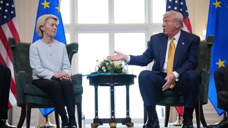 Bà Ursula von der Leyen, Chủ tịch Ủy ban châu Âu, cùng Tổng thống Donald Trump sau khi hai bên đạt được thỏa thuận thương mại vào mùa hè năm ngoái. Ảnh: POLTICO.