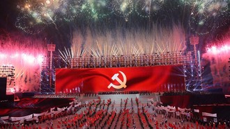 Màn trình diễn pháo hoa nghệ thuật đặc sắc quy mô lớn như bản hòa ca hùng tráng chào mừng thành công Đại hội đại biểu toàn quốc lần thứ XIV của Đảng. 