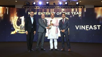 Ông Sudhanshu Talwar (thứ hai từ trái qua), Phó Tổng Giám đốc Kinh doanh VinFast Ấn Độ, nhận giải thưởng “Tân binh của năm” từ ông Ajay Tamta (thứ hai từ phải qua), Quốc vụ khanh Bộ Giao thông Đường bộ và Cao tốc Ấn Độ.