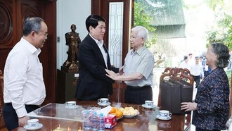 Chủ tịch nước Lương Cường thăm hỏi, chúc Tết nguyên Chủ tịch nước Nguyễn Minh Triết. Ảnh: Lâm Khánh/TTXVN.