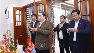 Chủ tịch Quốc hội Trần Thanh Mẫn thăm gia đình và dâng hương tưởng nhớ cố Tổng Bí thư, Chủ tịch Quốc hội Nguyễn Phú Trọng. Ảnh: Doãn Tấn/TTXVN.