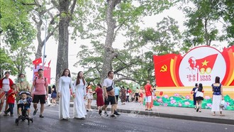 Du khách vui chơi tại khu vực phố đi bộ hồ Hoàn Kiếm. Ảnh tư liệu: Thành Phương/TTXVN.