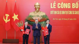 Tổng Bí thư Tô Lâm trao Quyết định của Bộ Chính trị cho các đồng chí Lê Minh Trí (bên trái) và Đoàn Minh Huấn (bên phải). Ảnh: Thống Nhất/TTXVN.