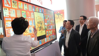 Trưng bày giới thiệu hàng trăm bìa báo Xuân tiêu biểu qua các thời kỳ. Ảnh: PV/TTXVN.