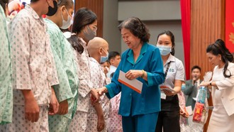 Bà Trương Mỹ Hoa, Nguyên Phó Chủ tịch nước, Chủ tịch Quỹ Học bổng Vừ A Dính, Chủ nhiệm Câu lạc bộ “Vì Hoàng Sa – Trường Sa thân yêu” trao quà Tết cho các bệnh nhân.